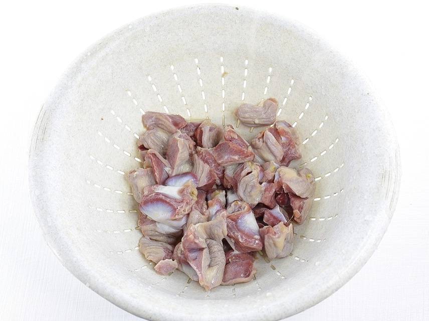 Куриные желудки со сметаной на сковороде