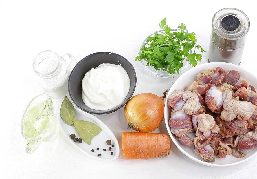 Куриные желудки со сметаной на сковороде
