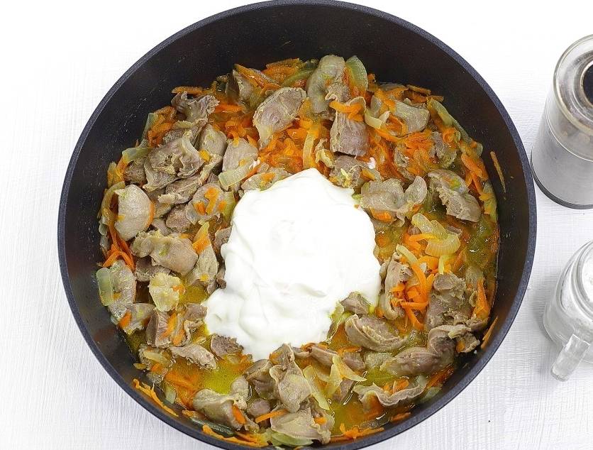 Куриные желудки со сметаной на сковороде