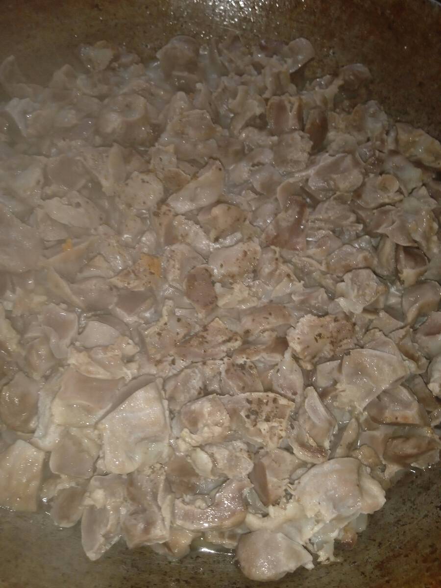 Тушеные куриные желудки с луком и морковью на сковороде