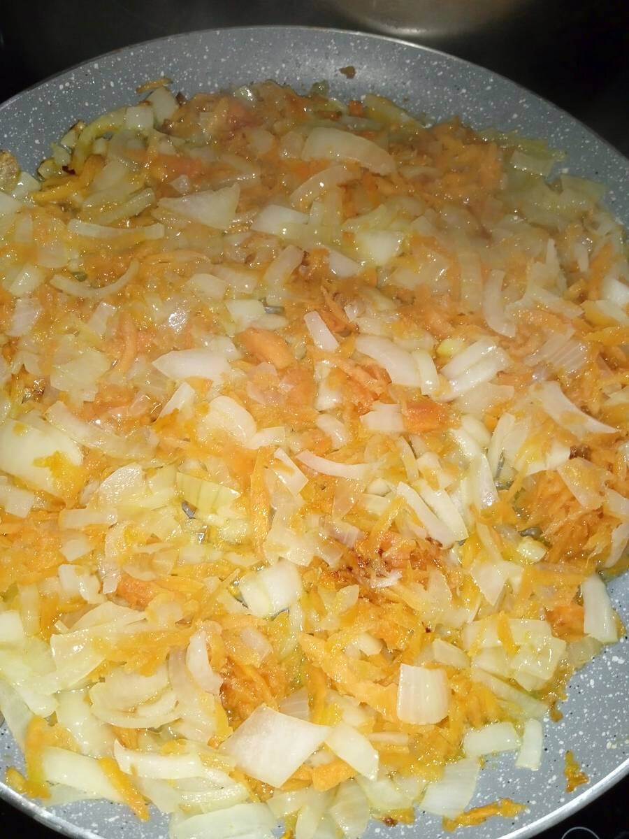Тушеные куриные желудки с луком и морковью на сковороде