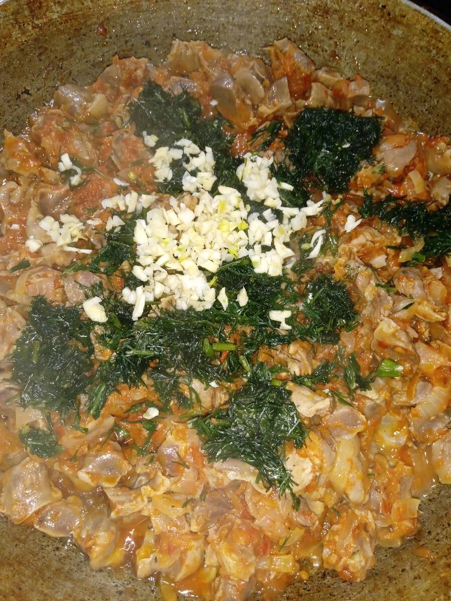 Тушеные куриные желудки с луком и морковью на сковороде