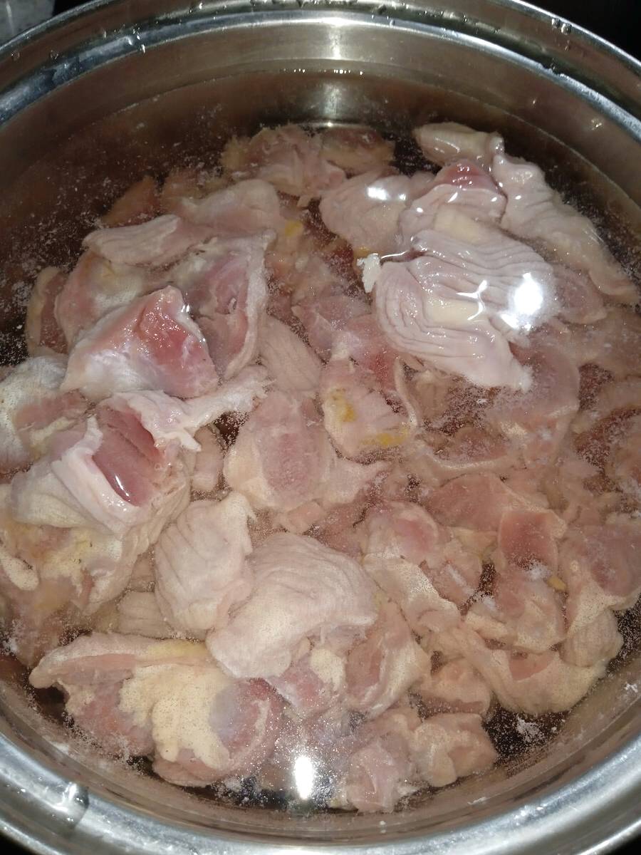 Тушеные куриные желудки с луком и морковью на сковороде