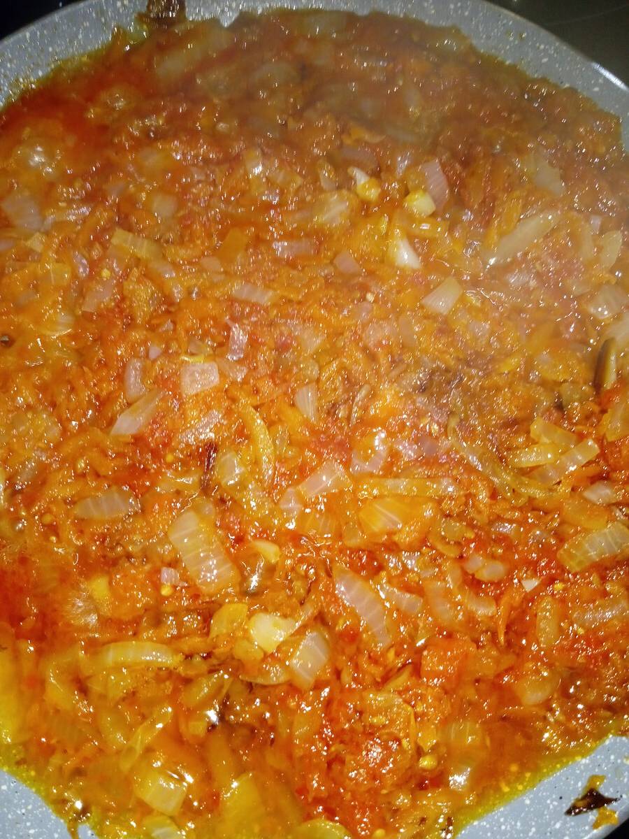 Тушеные куриные желудки с луком и морковью на сковороде