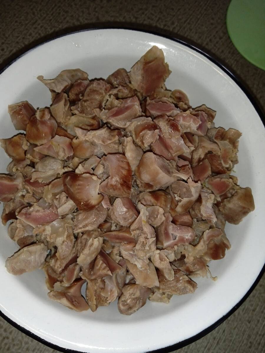 Тушеные куриные желудки с луком и морковью на сковороде