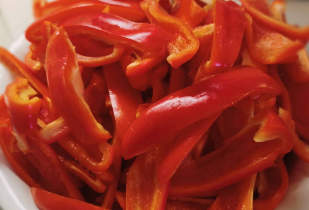 Крабовый салат с болгарским перцем и помидорами