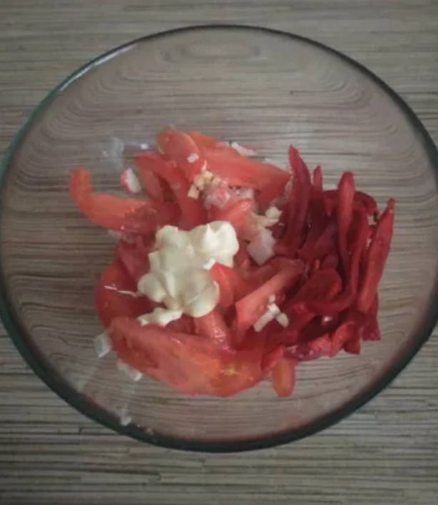 Крабовый салат с болгарским перцем и помидорами