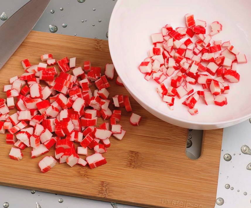 Крабовый салат с болгарским перцем и помидорами