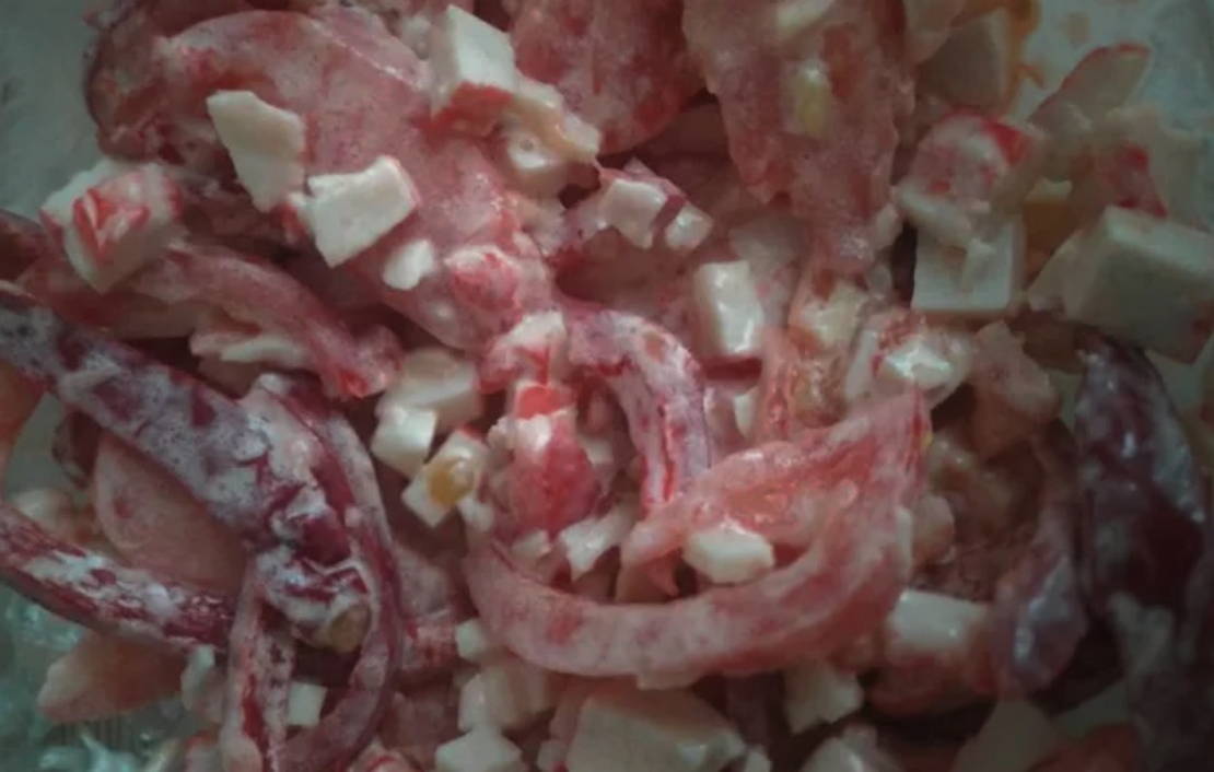 Крабовый салат с болгарским перцем и помидорами