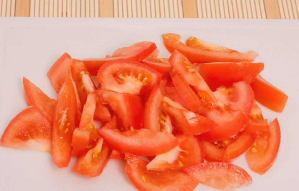 Крабовый салат с болгарским перцем и помидорами