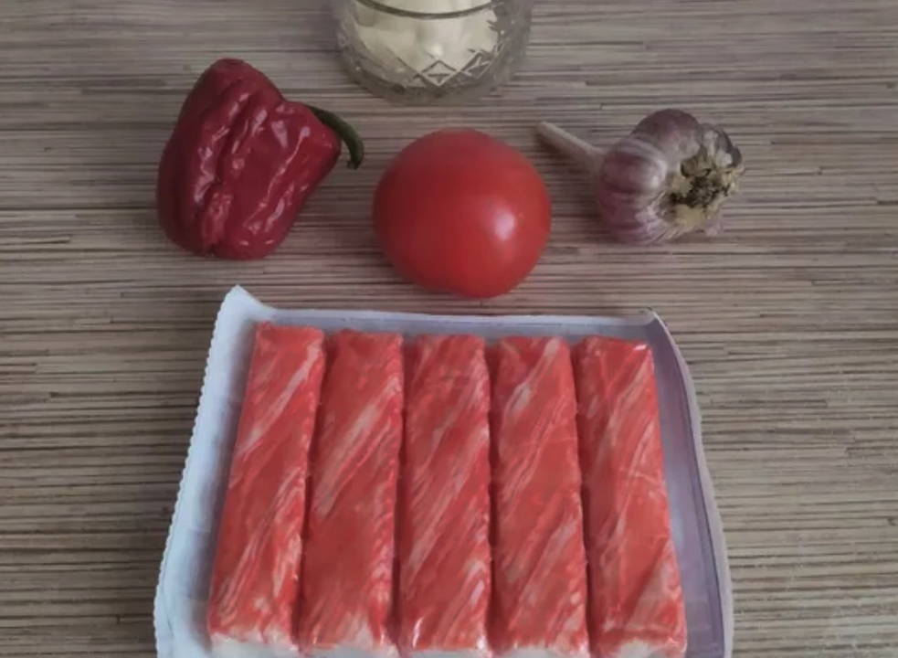 Крабовый салат с болгарским перцем и помидорами