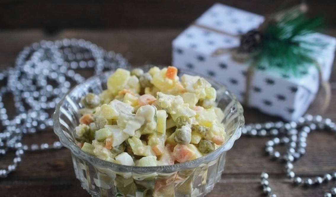 Зимний салат с копченой курицей