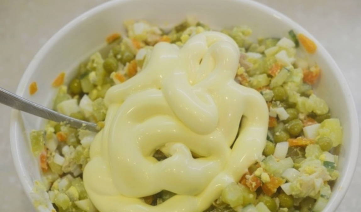 Зимний салат с копченой курицей