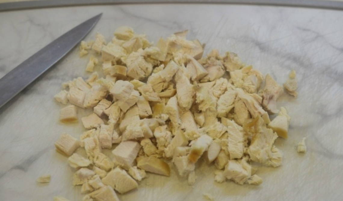 Зимний салат с копченой курицей