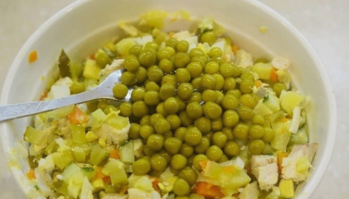 Зимний салат с копченой курицей