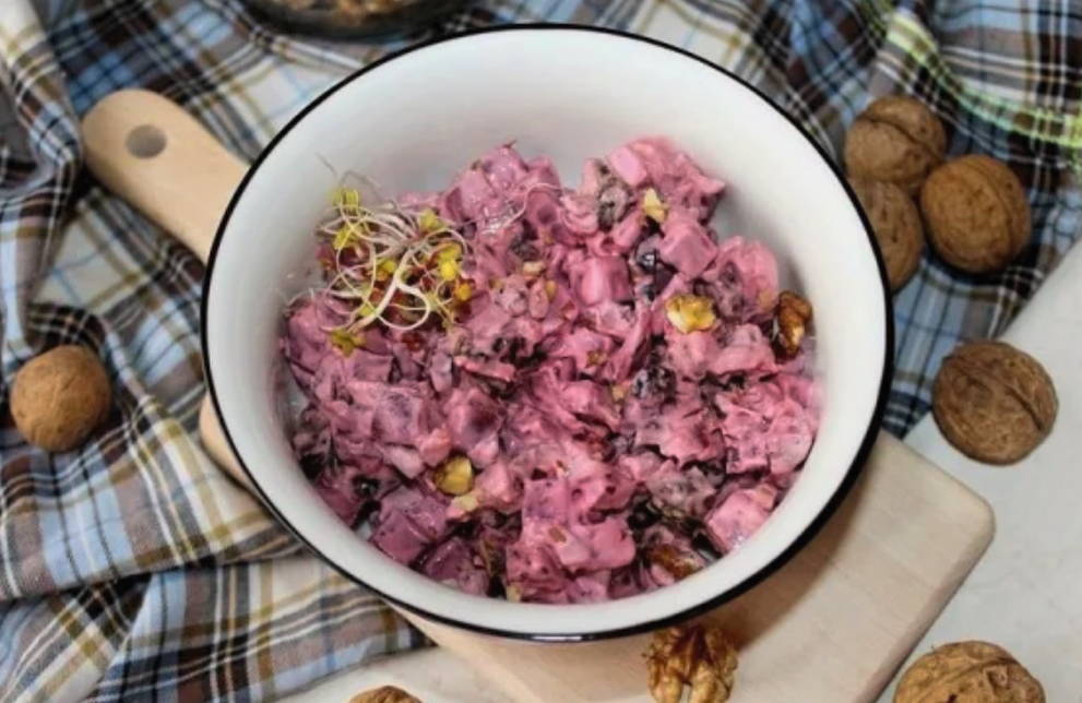 Грузинский салат со свеклой и грецкими орехами