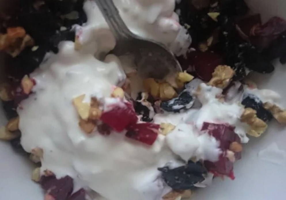 Грузинский салат со свеклой и грецкими орехами