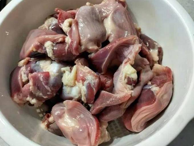 Куриные желудки с луком