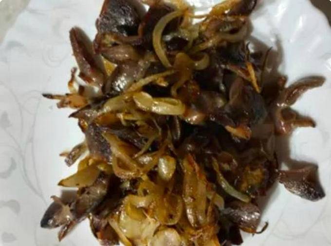Куриные желудки с луком