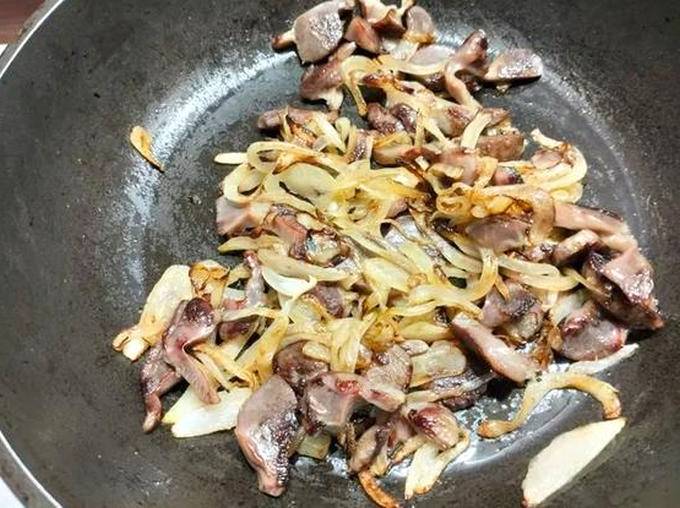 Куриные желудки с луком