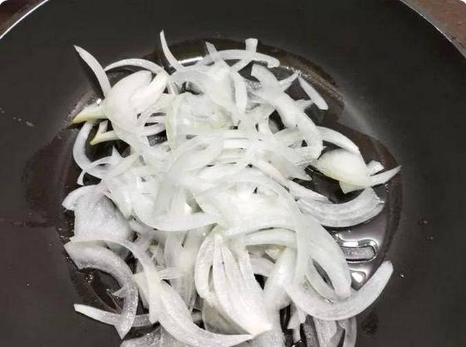 Куриные желудки с луком