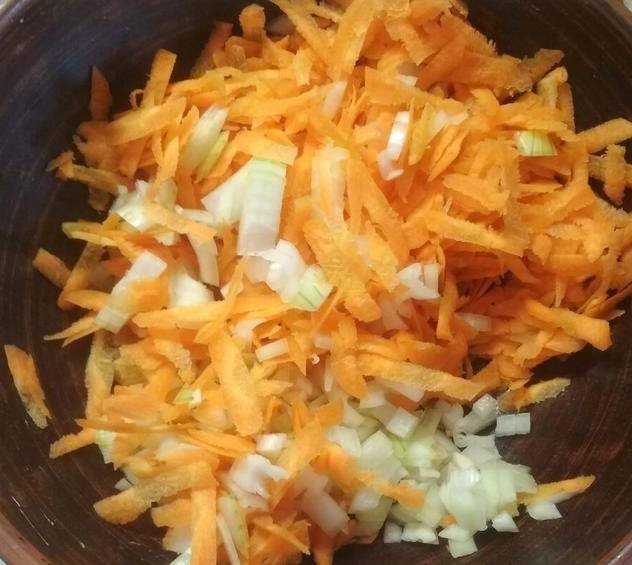 Куриные желудки, тушенные с картошкой в мультиварке