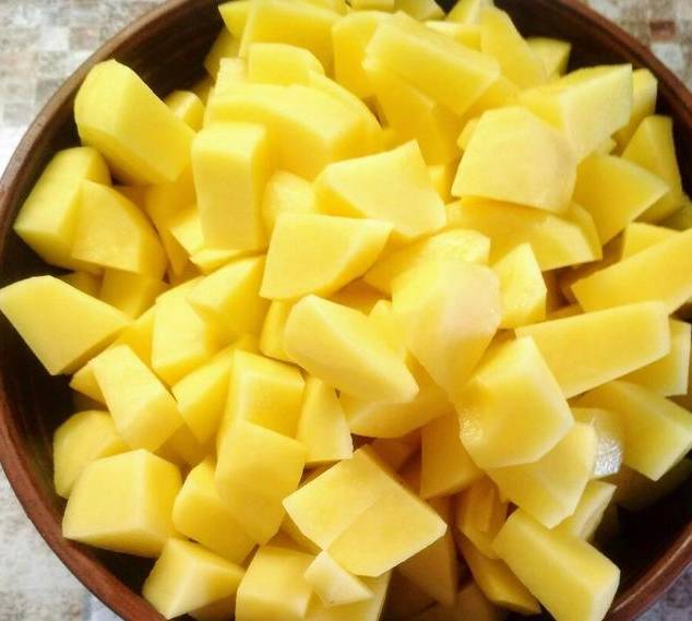 Куриные желудки, тушенные с картошкой в мультиварке