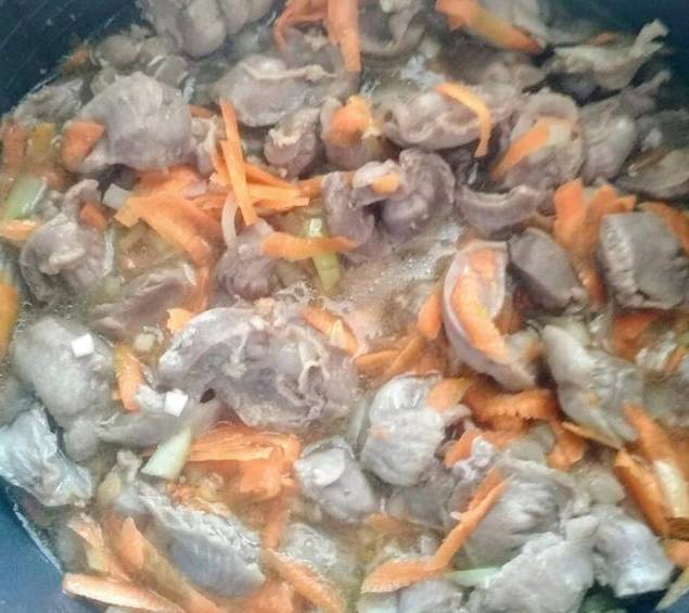 Куриные желудки, тушенные с картошкой в мультиварке