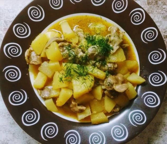Куриные желудки, тушенные с картошкой в мультиварке