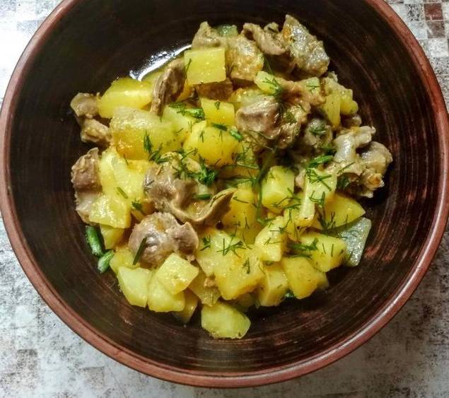 Куриные желудки, тушенные с картошкой в мультиварке