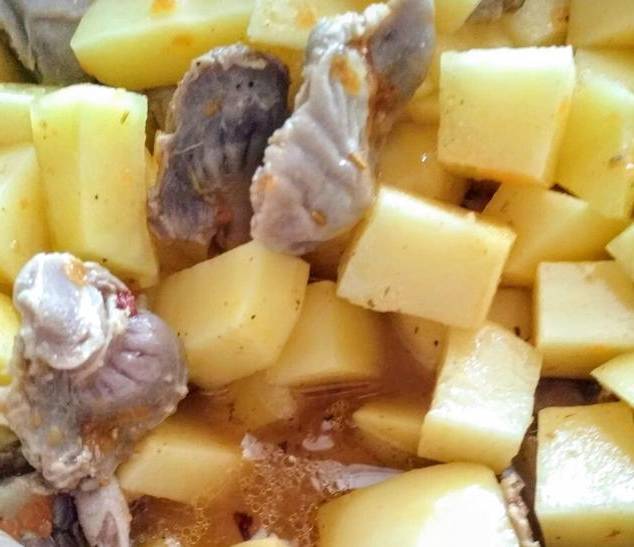 Куриные желудки, тушенные с картошкой в мультиварке