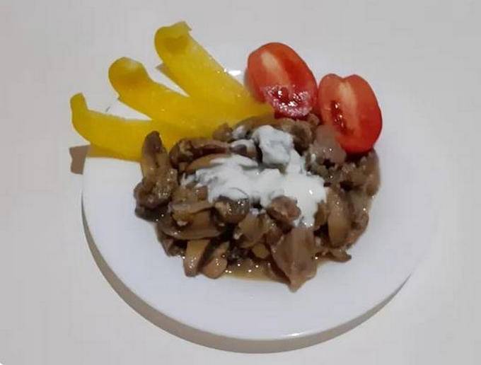 Куриные желудки с грибами в сметане