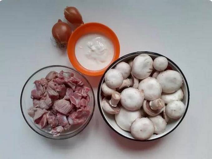 Куриные желудки с грибами в сметане