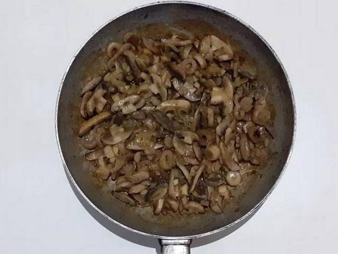 Куриные желудки с грибами в сметане