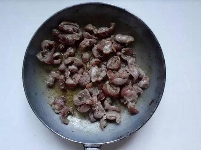 Куриные желудки с грибами в сметане