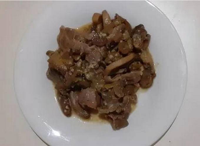 Куриные желудки с грибами в сметане