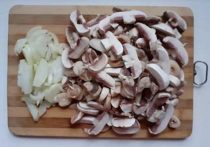 Куриные желудки с грибами в сметане