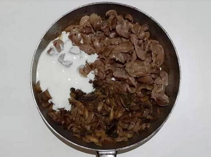 Куриные желудки с грибами в сметане