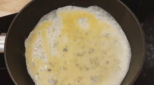 Крабовый салат с яичными блинчиками