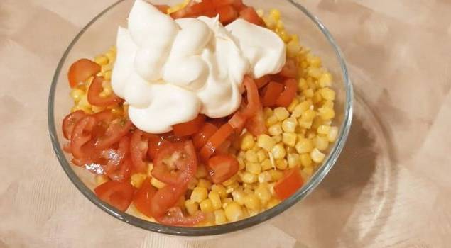 Крабовый салат с яичными блинчиками