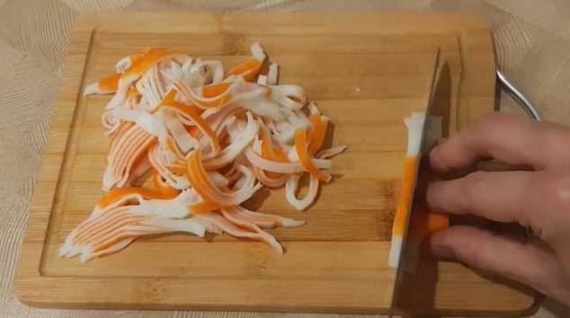 Крабовый салат с яичными блинчиками