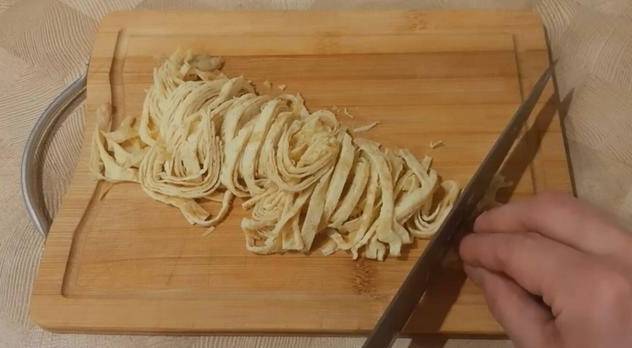 Крабовый салат с яичными блинчиками