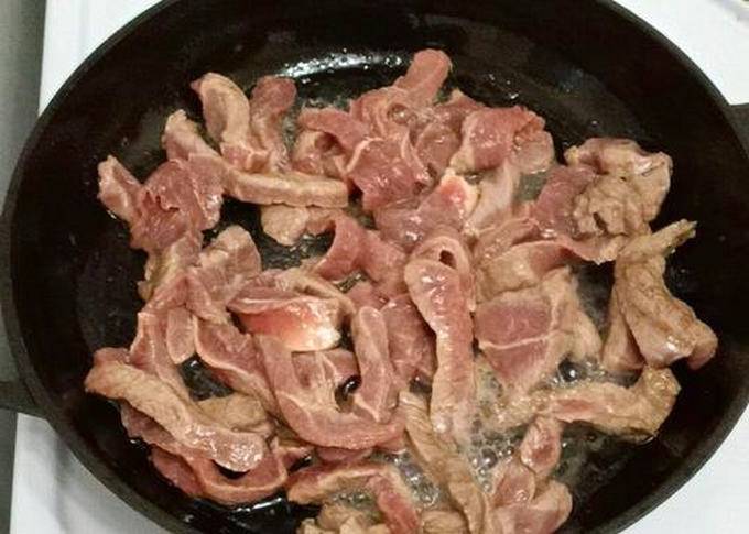 Корейский салат с говядиной и огурцами