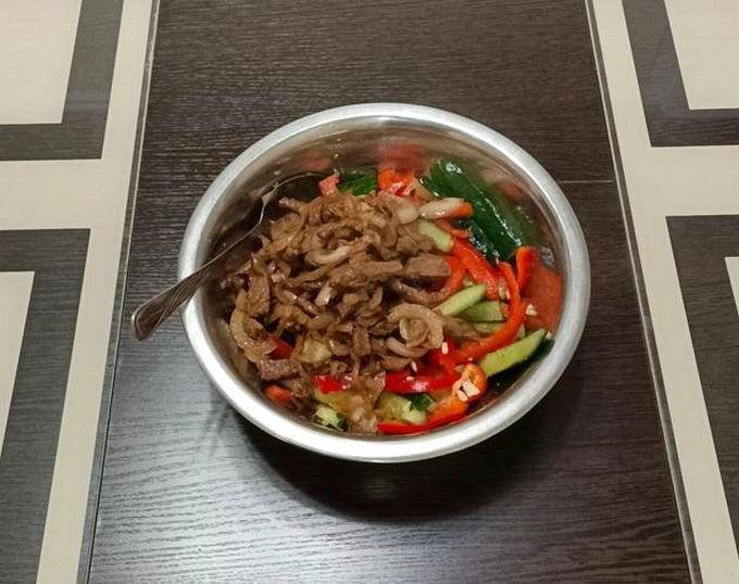 Корейский салат с говядиной и огурцами