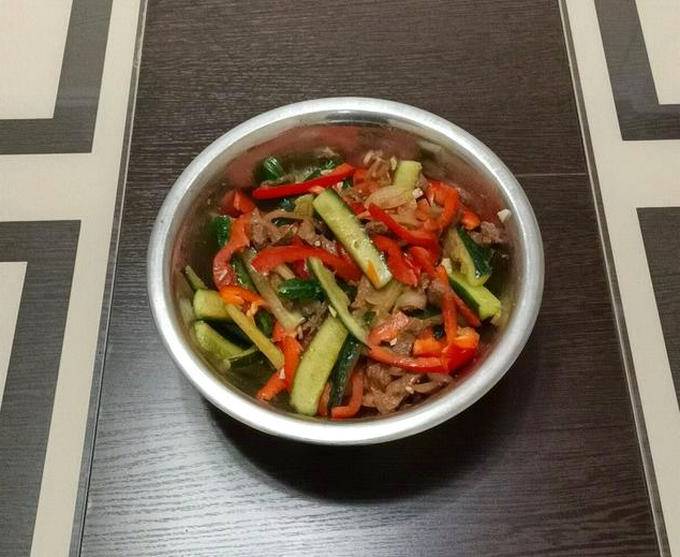 Корейский салат с говядиной и огурцами
