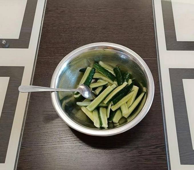 Корейский салат с говядиной и огурцами