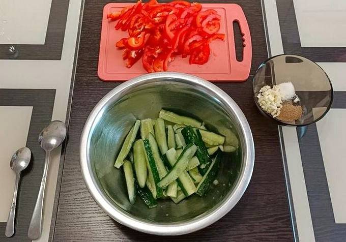 Корейский салат с говядиной и огурцами
