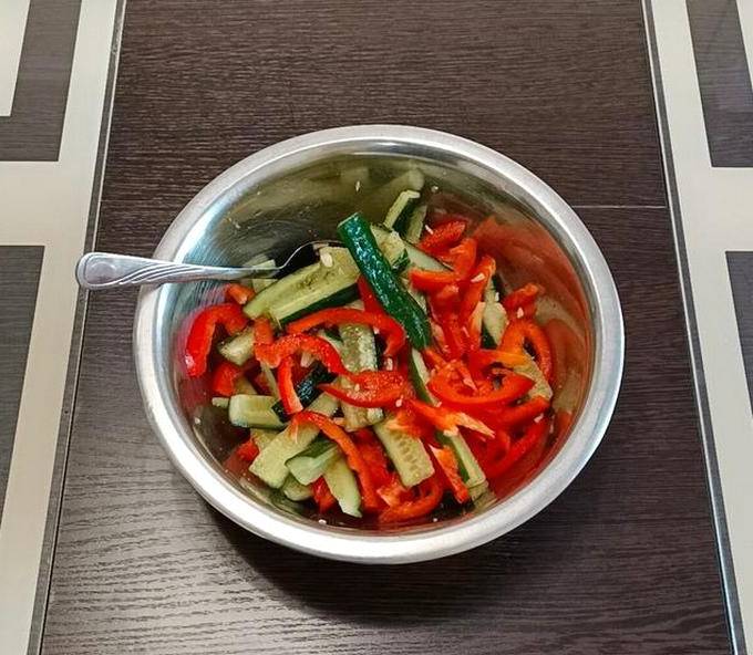 Корейский салат с говядиной и огурцами