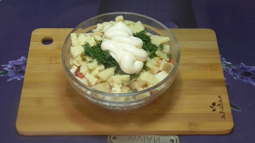 Крабовый салат с яблоком и сыром