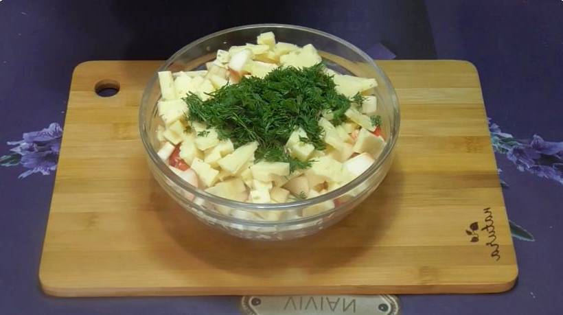 Крабовый салат с яблоком и сыром